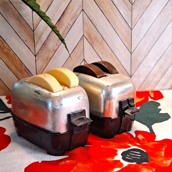 starr designs Other - Starr Pop Up Toaster S & P Set